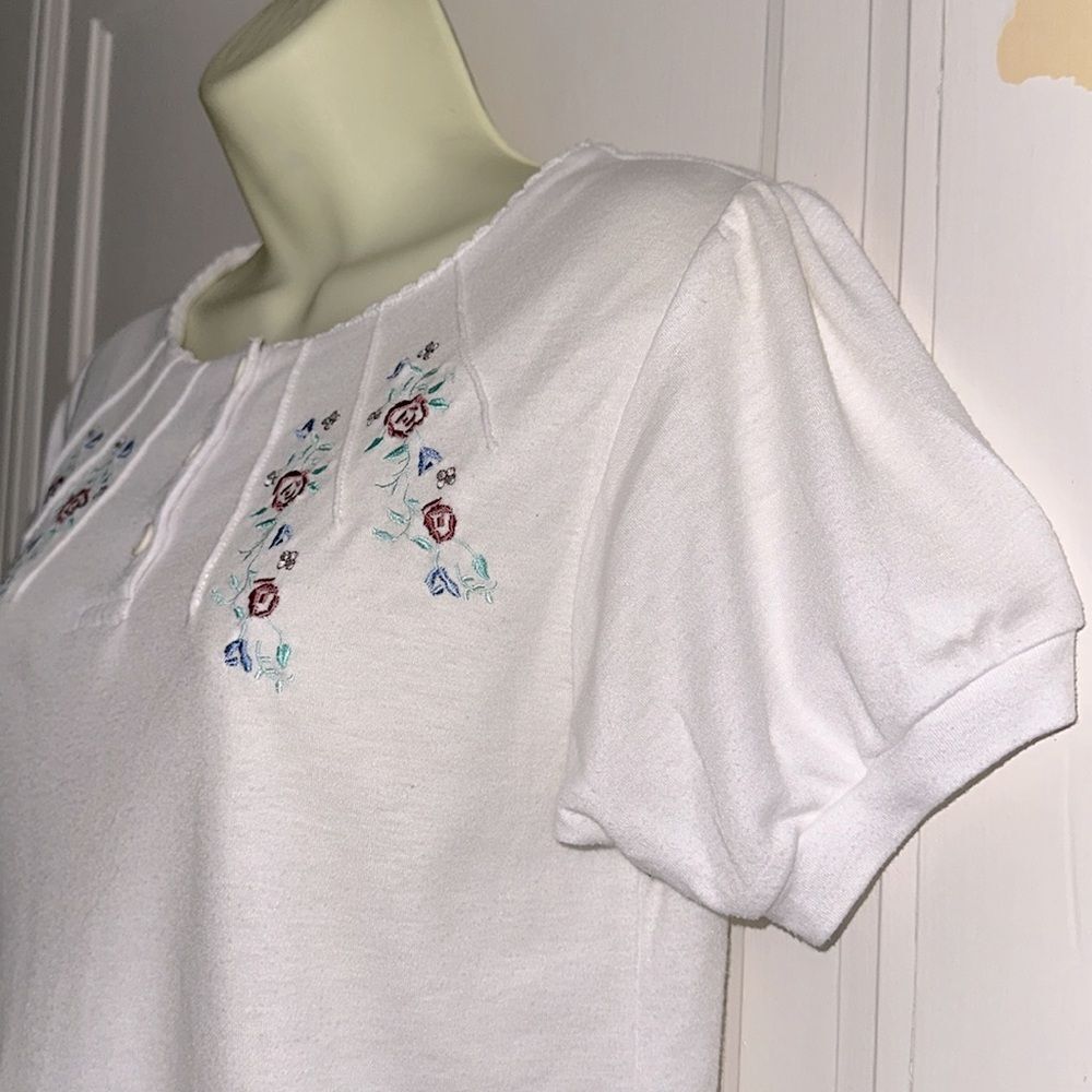 Vintage 80s/90s Northern Isles White Embroidered Floral‎ Short Sleeve Knit Top - Picture 4 of 8